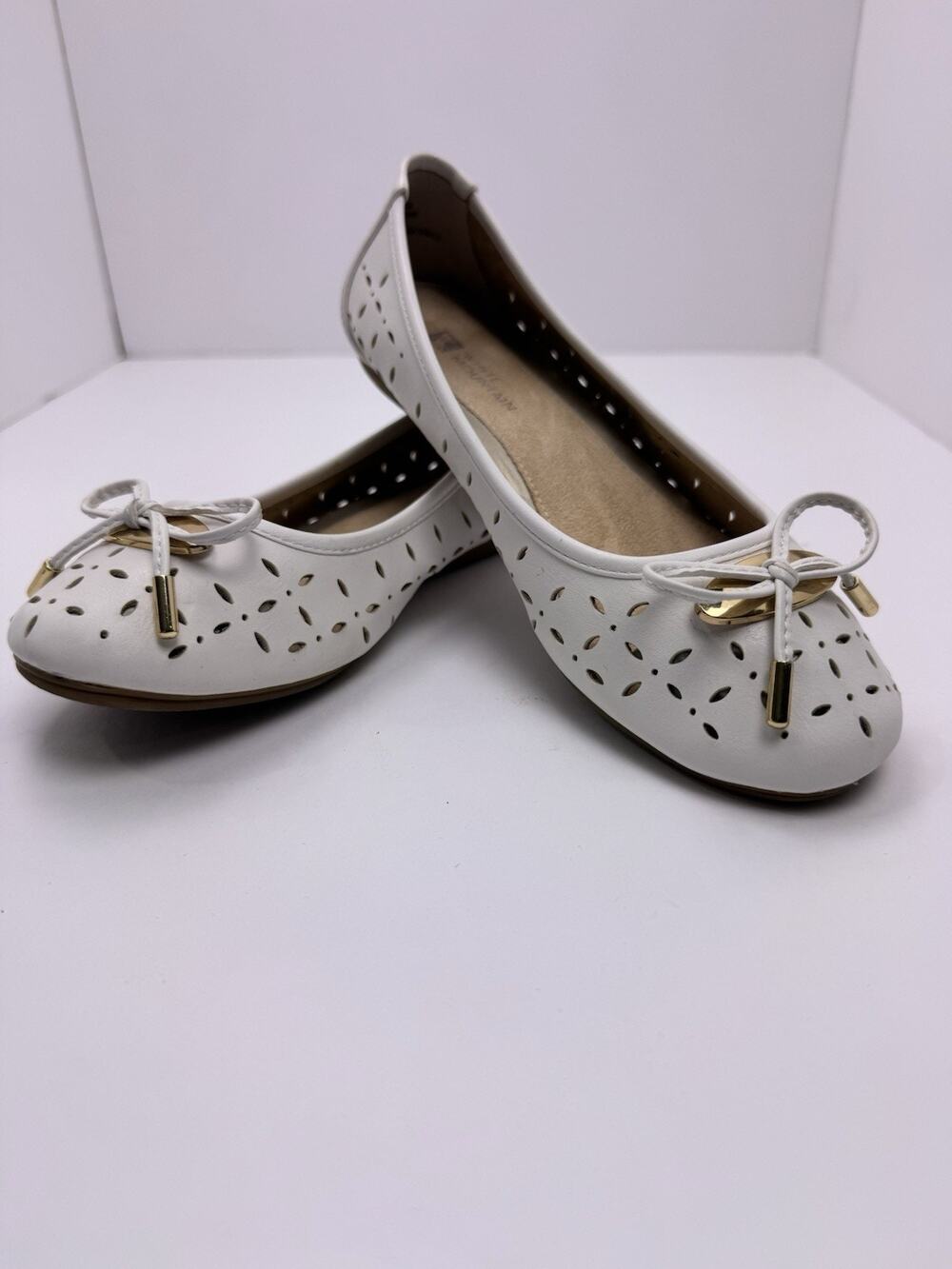 Cliffs by White Mountain Bessa Ballet Flats White Laser Cut Bow Women’s Size 6M